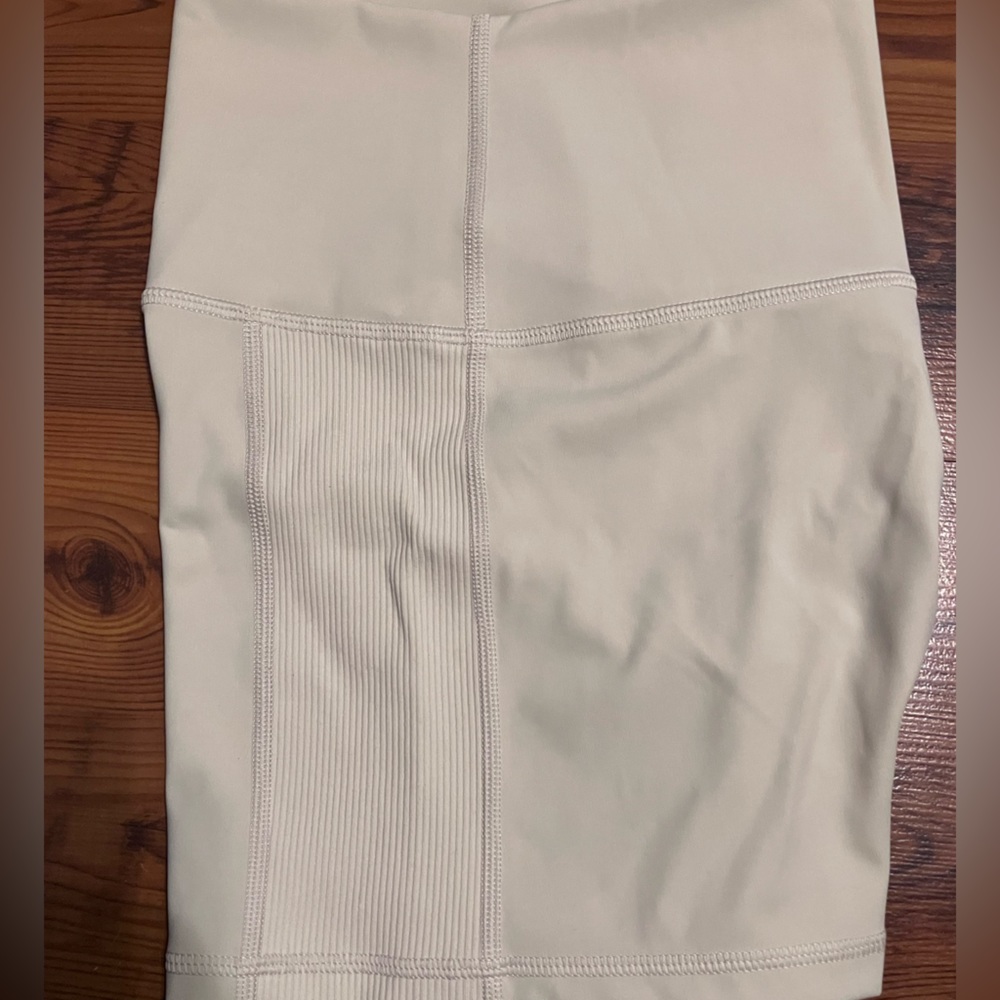 NWT US M | Cream Offline Goal Shorties By aerie